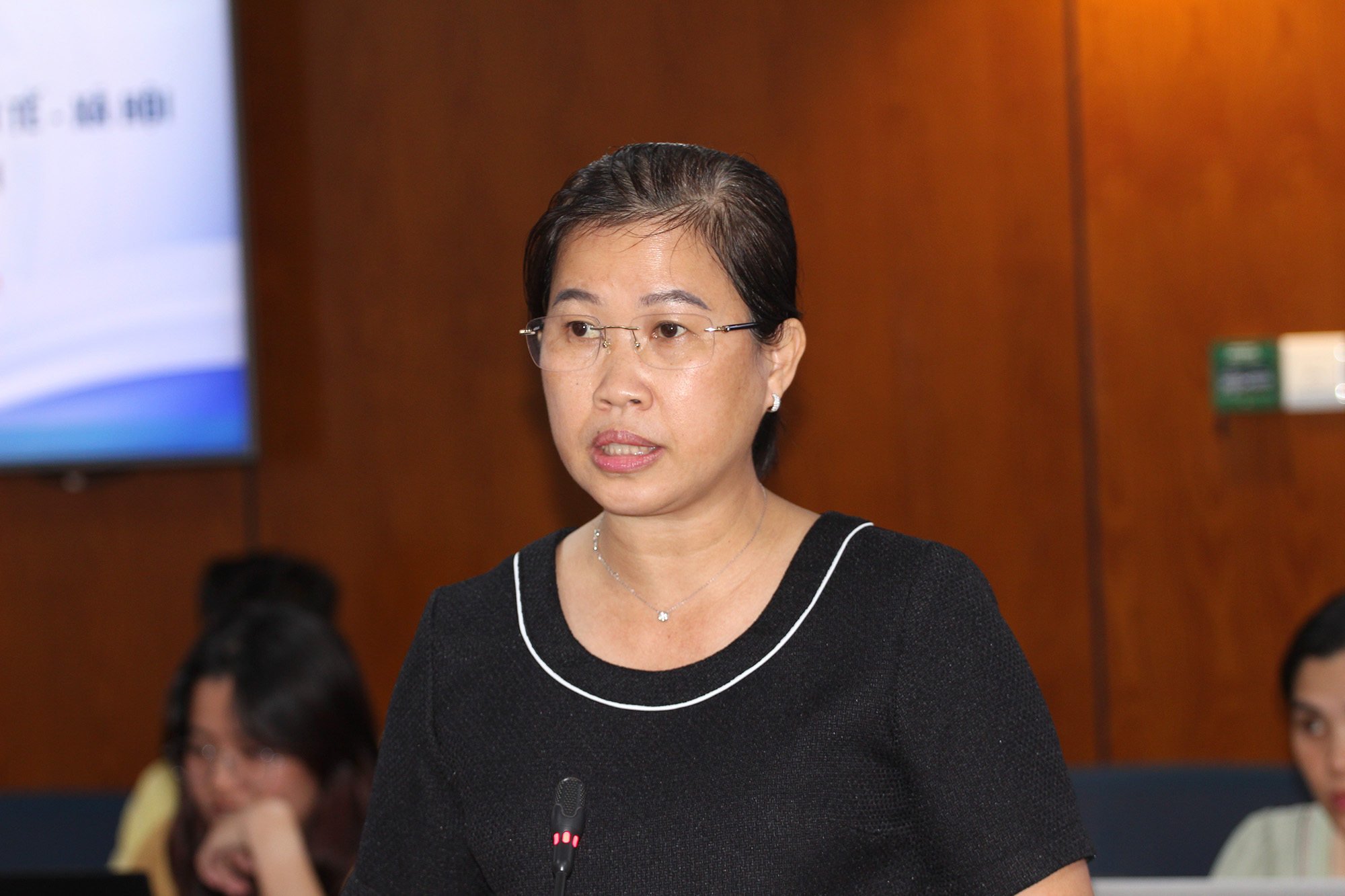 Đồng chí Trần Lê Thanh Trúc, Trưởng Phòng Việc làm – An toàn lao động, Sở LĐ,TB&XH chia sẻ tại buổi họp báo.